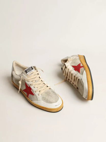 Ball Star in suede grigio con stella rossa e talloncino argento