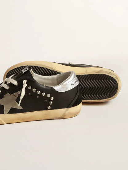 Super-Star in pelle e suede neri con borchie color argento